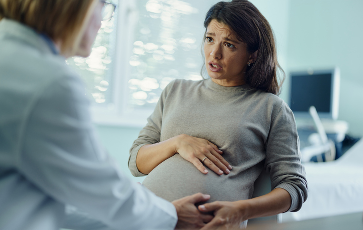 A pregnant woman visiting the gynecologist. © Getty Images